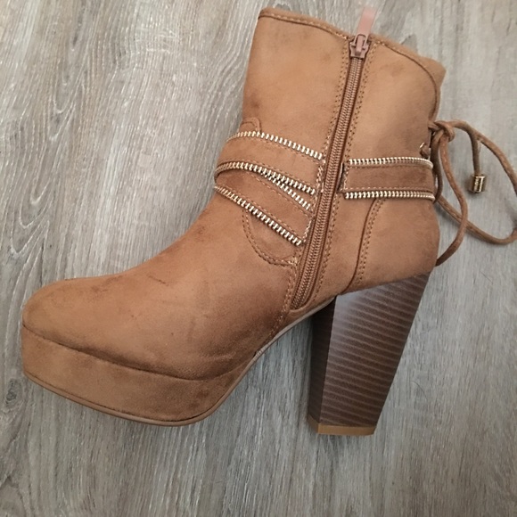 Camel suede chunky heel boots w gold buckle decor - Picture 4 of 6